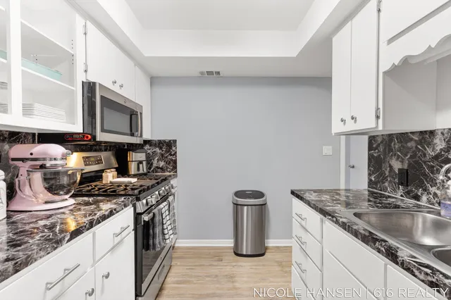 $150,000 | 2581 Ridgecroft Drive Southeast, Unit 302, Grand Rapids, MI 49546