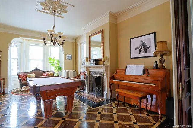 a view of entryway with a front door