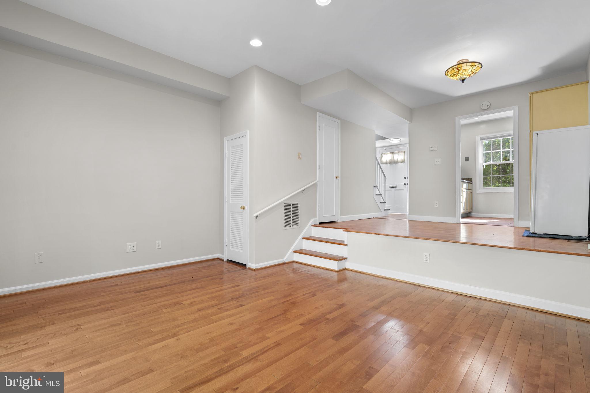8221 Tory Road, Unit 150 Springfield, VA 22152 - Photo 6 of 36 Spacious, sunlit living area awaits you.