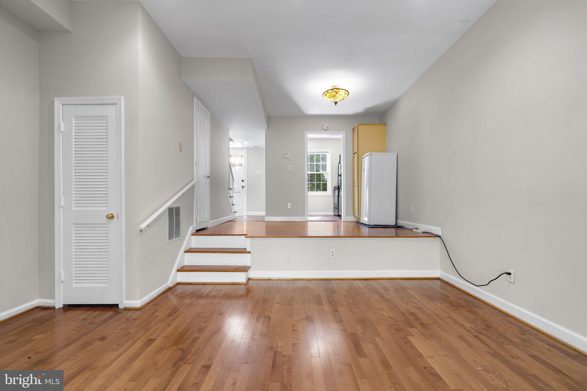 8221 Tory Road, Unit 150 Springfield, VA 22152 - Photo 7 of 36 Spacious entryway with warm tones.