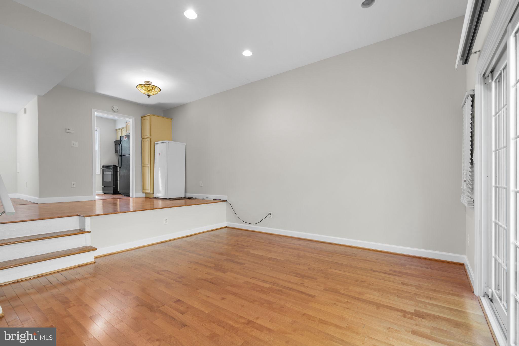 8221 Tory Road, Unit 150 Springfield, VA 22152 - Photo 8 of 36 Spacious, light-filled living area.
