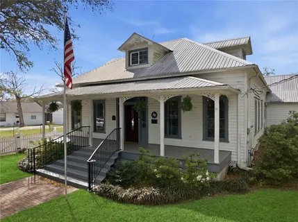 $800,000 | 705 College Street, Montgomery, TX 77356