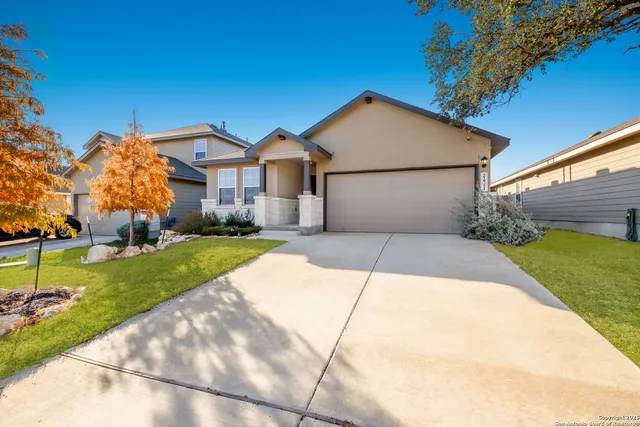 a view of backyard of the house