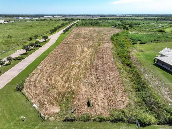 a view of a garden with lawn chairs