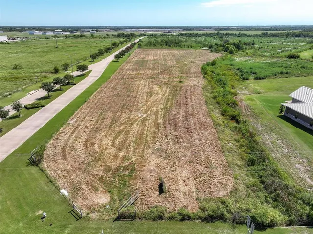 a view of a garden with lawn chairs
