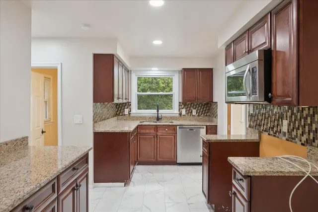 $2,100 | 29484 Spring Hill Drive, Southfield, MI 48076