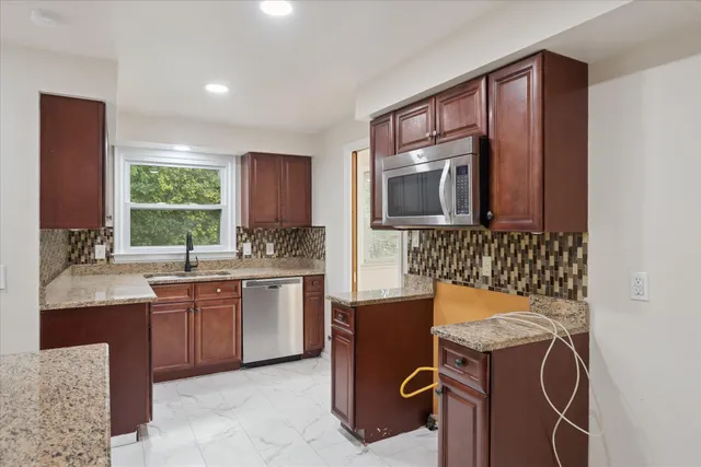 $2,100 | 29484 Spring Hill Drive, Southfield, MI 48076