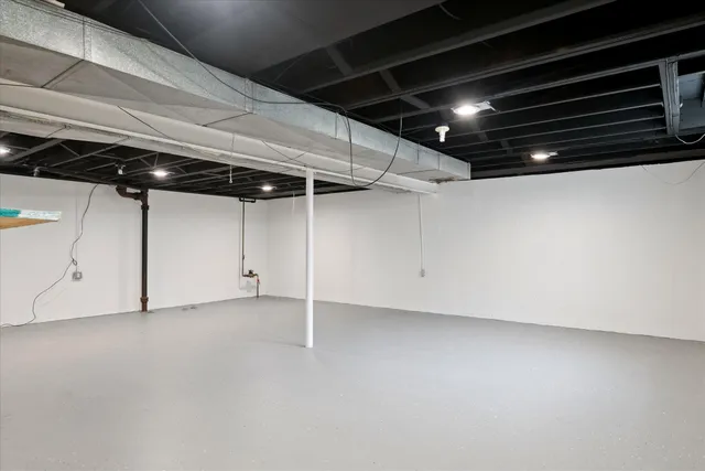 $2,100 | 29484 Spring Hill Drive, Southfield, MI 48076