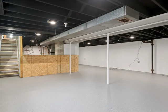 $2,100 | 29484 Spring Hill Drive, Southfield, MI 48076