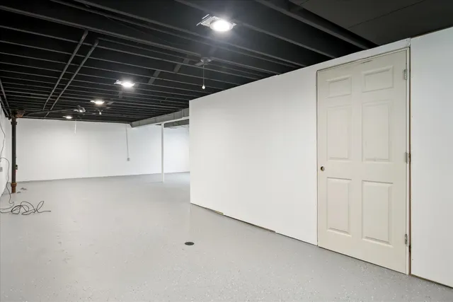 $2,100 | 29484 Spring Hill Drive, Southfield, MI 48076