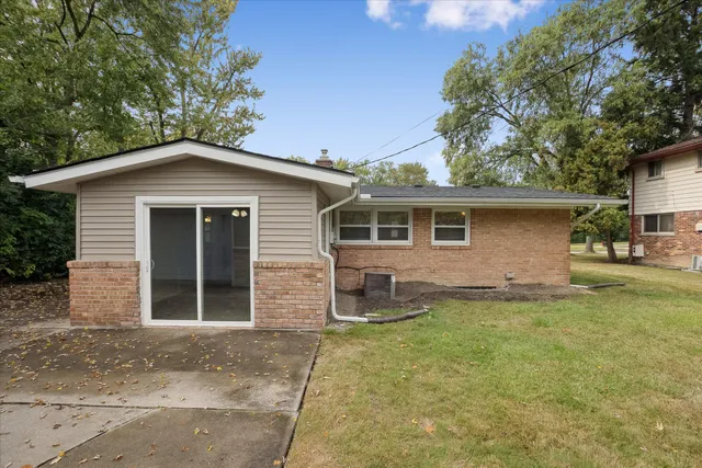 $2,100 | 29484 Spring Hill Drive, Southfield, MI 48076