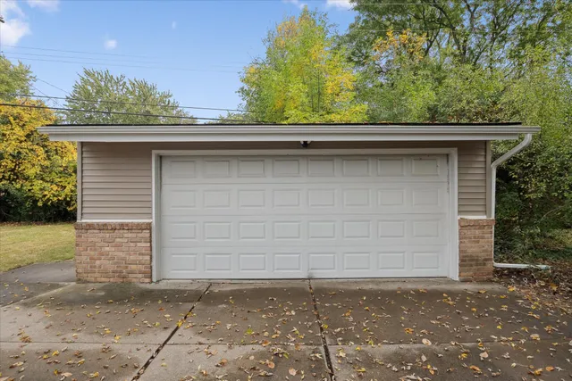 $2,100 | 29484 Spring Hill Drive, Southfield, MI 48076