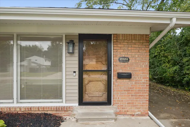 $2,100 | 29484 Spring Hill Drive, Southfield, MI 48076