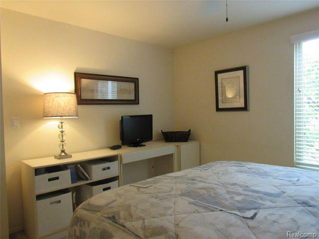 3056 Rolling Green Circle South Rochester Hills, MI 48309 - Photo 18 of 28