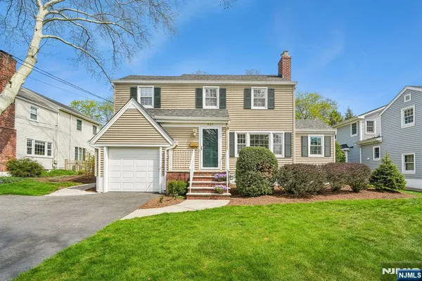 $950,000 | 321 Kenilworth Road, Ridgewood, NJ 07450