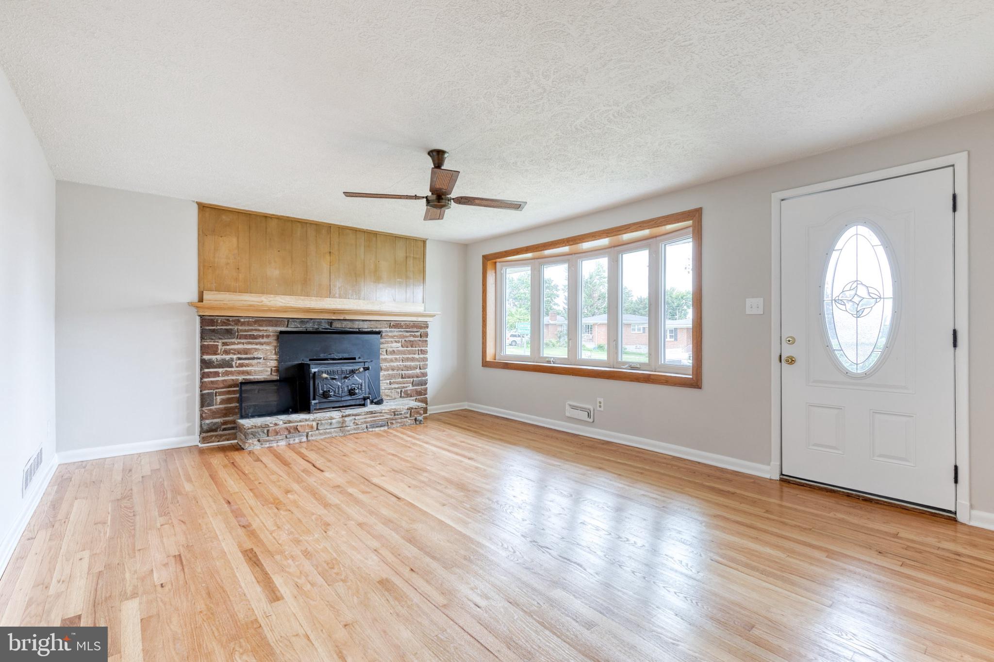 8306 Berkfield Road Baltimore, MD 21237 - Photo 5 of 29 Bright and inviting living space.
