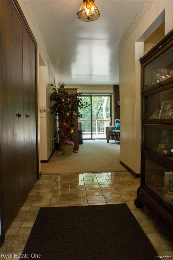 8911 River Valley Road Brighton, MI 48116 - Photo 8 of 34 LARGE FOYER