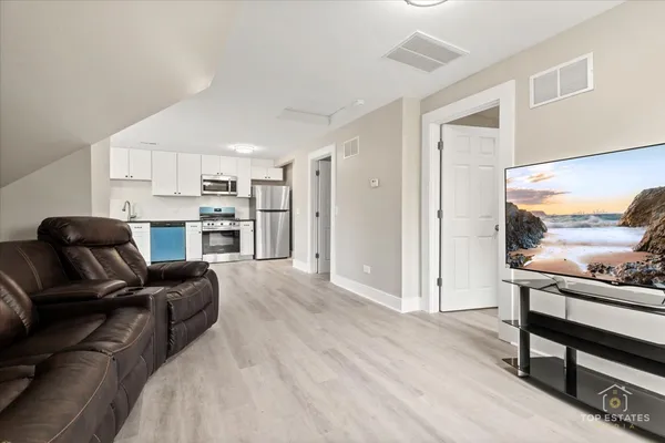 $1,289,900 | 1542 Victoria Avenue, North Chicago, IL 60064