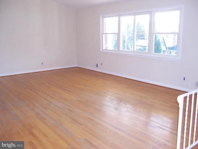 8649 Gateshead Road Alexandria, VA 22309 - Photo 5 of 30 Living Room