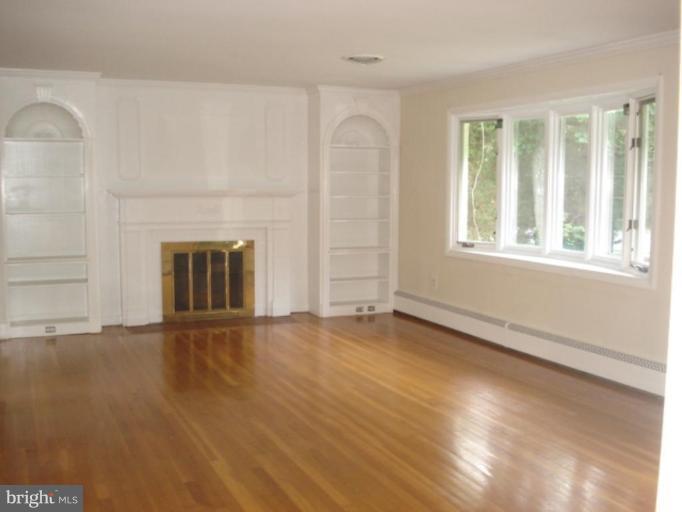 4309 Guinea Road Annandale, VA 22003 - Photo 3 of 10 Living Room