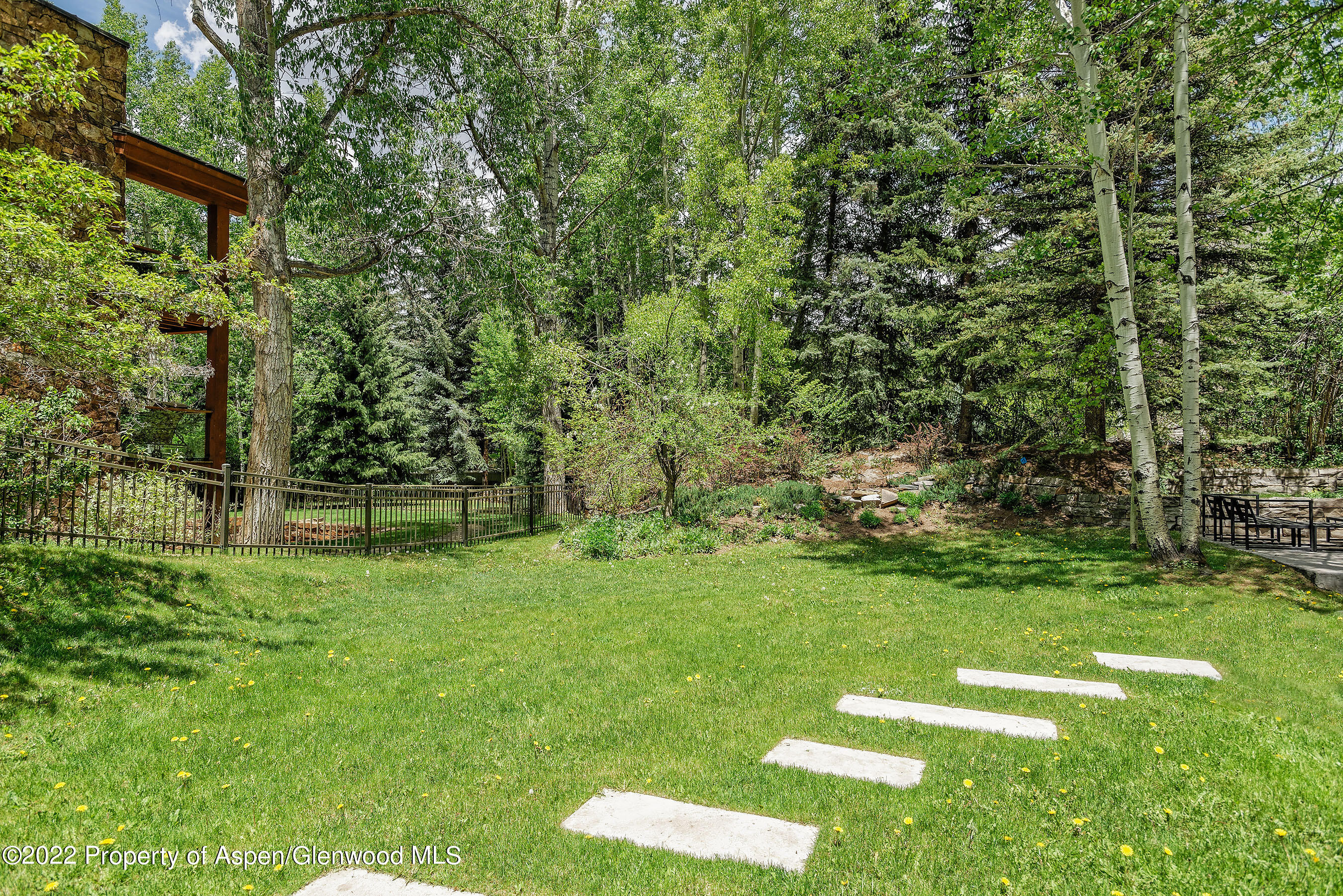 521 North 7th Street, Unit B Aspen, CO 81611 - Photo 25 of 26 a backyard of a house with lots of green space