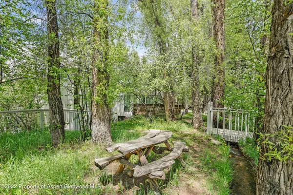 a view of yard with green space
