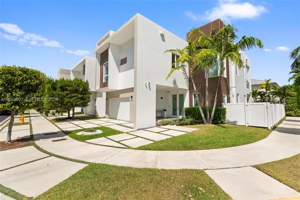 $2,365,000 | 10431 Northwest 68th Terrace, Doral, FL 33178