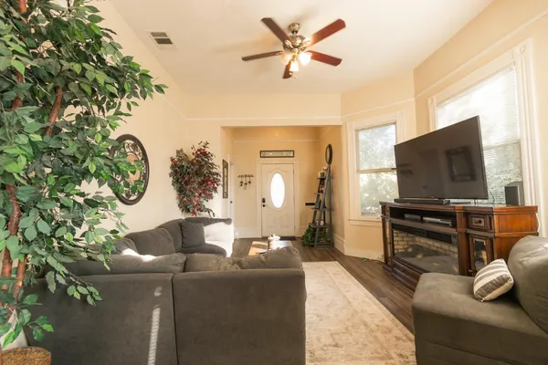 $460,000 | 6870 14th Avenue, Sacramento, CA 95820