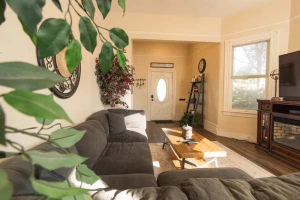 $460,000 | 6870 14th Avenue, Sacramento, CA 95820