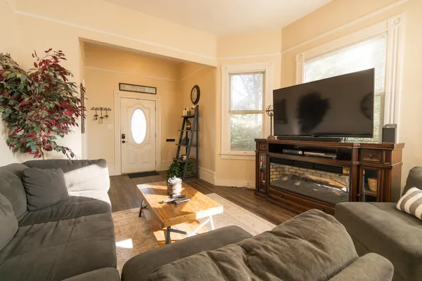 $460,000 | 6870 14th Avenue, Sacramento, CA 95820
