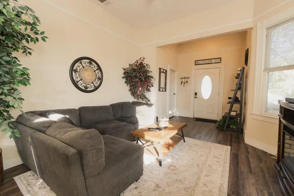 $460,000 | 6870 14th Avenue, Sacramento, CA 95820