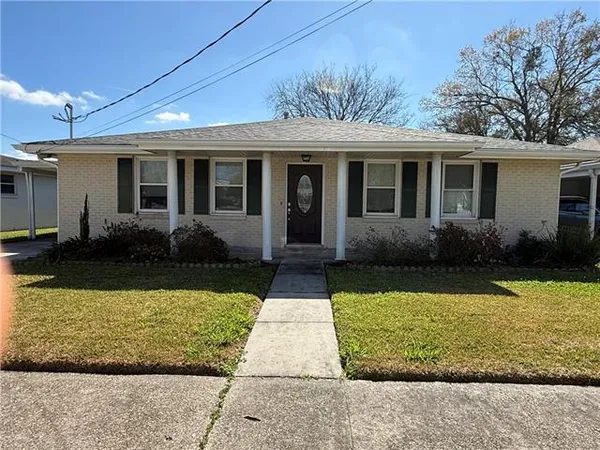 $2,350 | 173 Garden Road, River Ridge, LA 70123