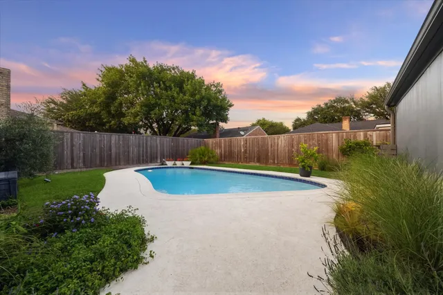a view of a backyard