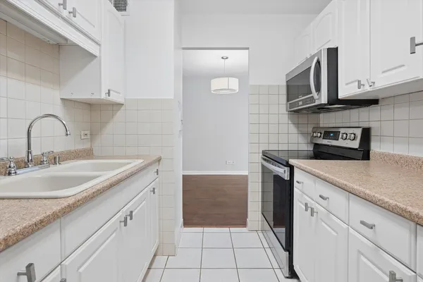 $174,900 | 6171 North Sheridan Road, Unit 2104, Chicago, IL 60660
