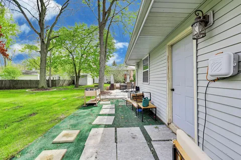 $330,000 | 9 Johnathan Road, Lake Zurich, IL 60047