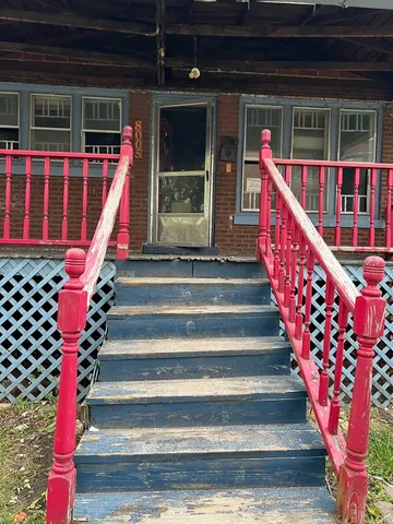 a view of entryway with a front door