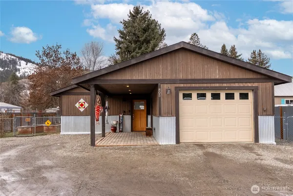 a view of a house and a garage