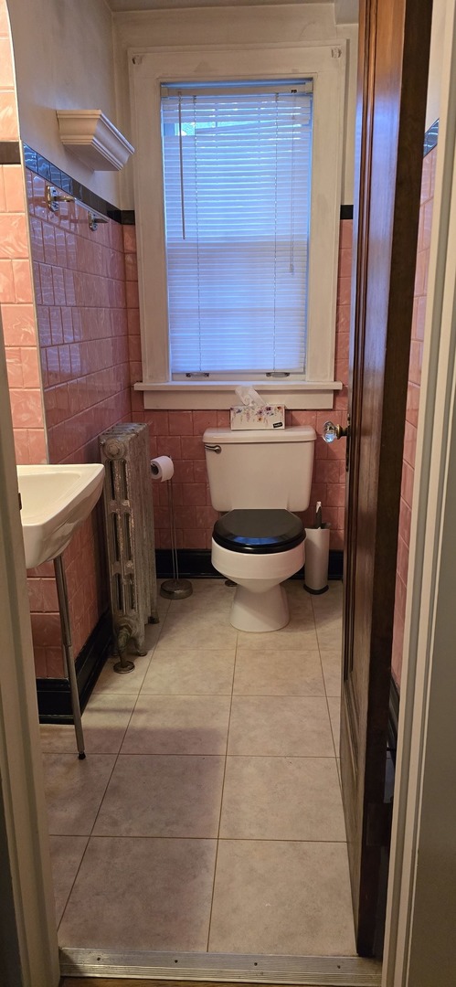 405 Opatrny Drive Fox River Grove, IL 60021 - Photo 8 of 9 a bathroom with a toilet a sink and a bathtub