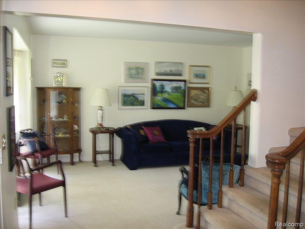 590 Ten Point Drive Rochester, MI 48309 - Photo 9 of 17 Living Room