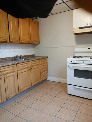 $1,350 | 44 Winter Street, Unit 1S, Fall River, MA 02720