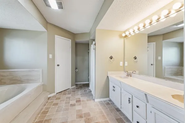 $3,650 | 339 Admiral Circle, Tiki Island, TX 77554