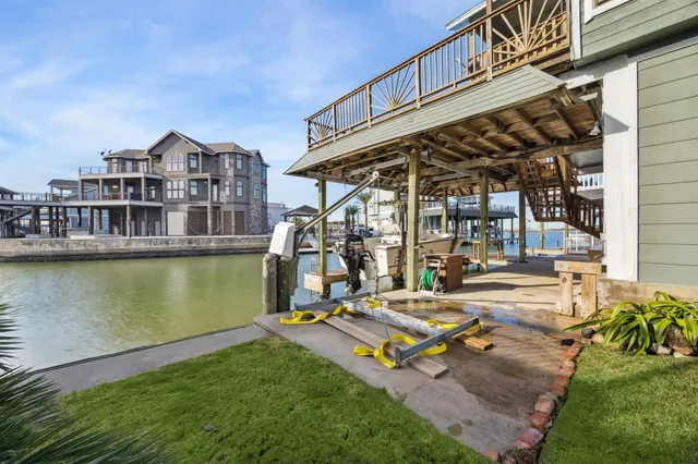 $3,650 | 339 Admiral Circle, Tiki Island, TX 77554