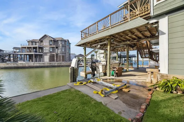 $3,650 | 339 Admiral Circle, Tiki Island, TX 77554