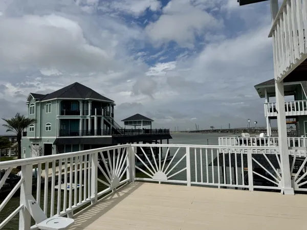 $3,650 | 339 Admiral Circle, Tiki Island, TX 77554