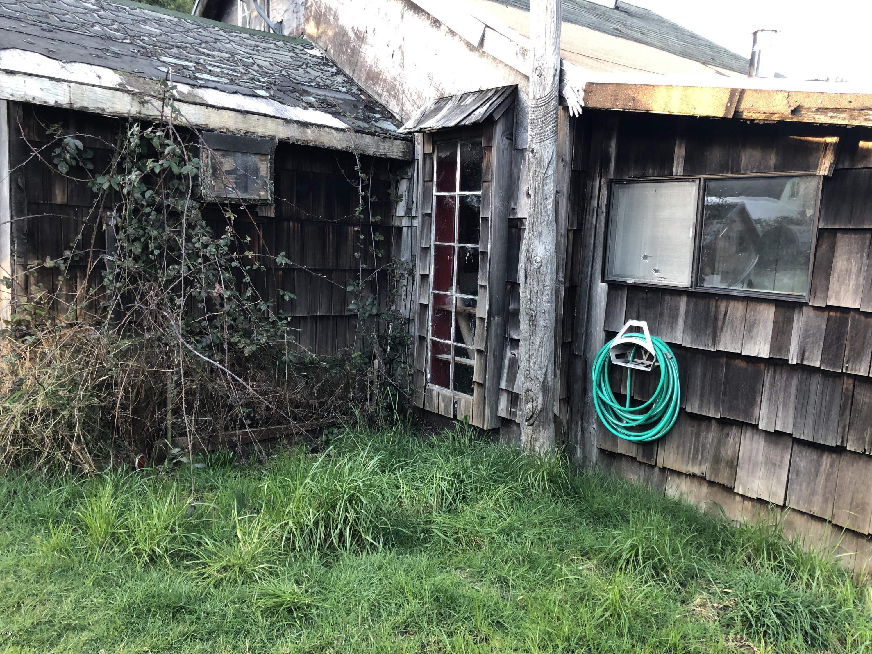 418 Southeast 35th Street Newport, OR 97366 - Photo 9 of 31 561B2DF3-2293-4B51-9372-2600993B09DD