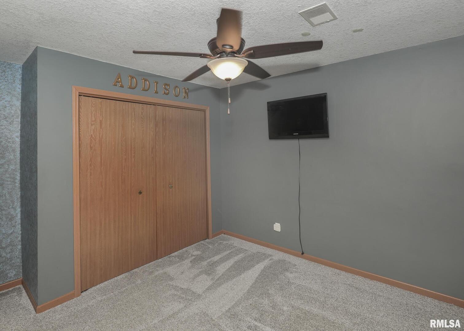 330 Sullivan Drive Colona, IL 61241 - Photo 20 of 31 a view of a livingroom with a flat screen tv