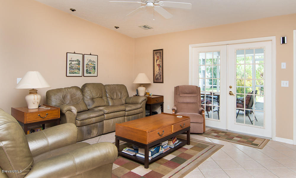SPACIOUS FAMILY ROOM!