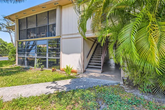 $2,000 | 771 Northeast 199th Street, Unit 105, Miami, FL 33179