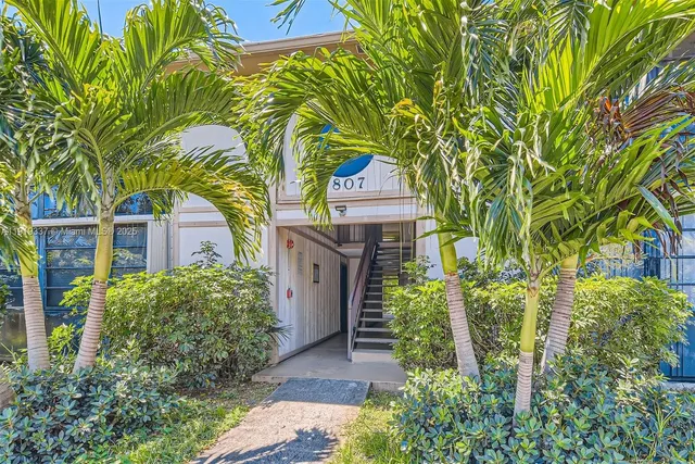 $2,000 | 771 Northeast 199th Street, Unit 105, Miami, FL 33179