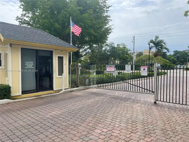 $2,000 | 771 Northeast 199th Street, Unit 105, Miami, FL 33179